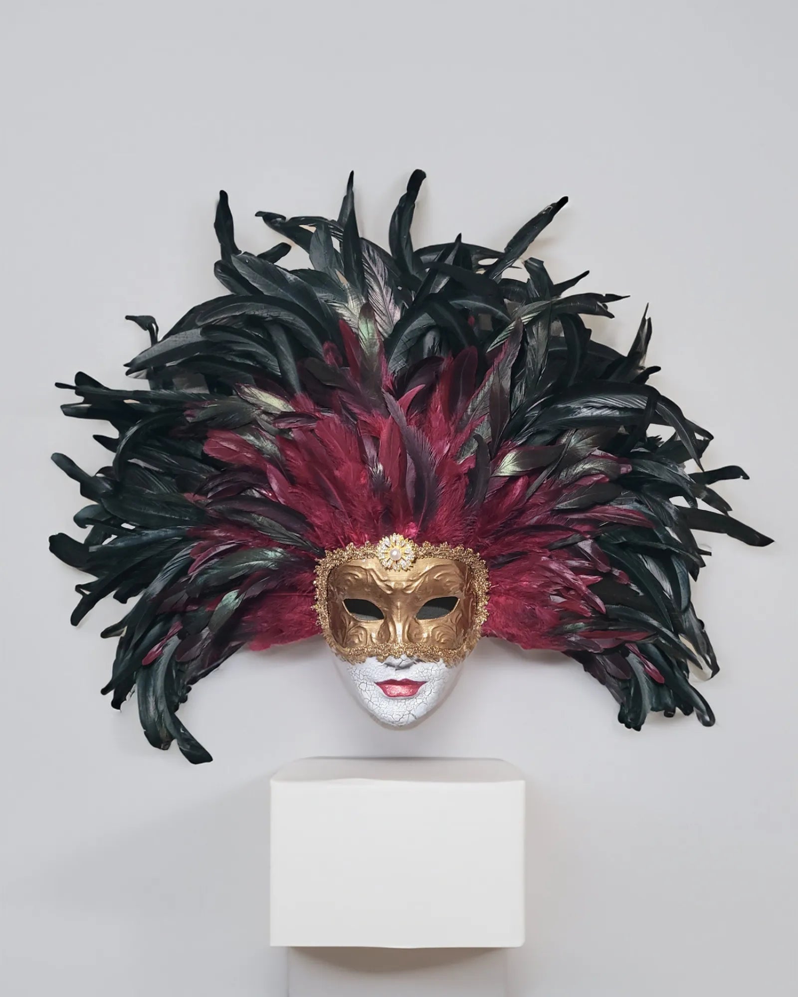 Eyes Wide Shut Inspired - Bill Harford and Red Burgundy Mandy Feathers Mask - Venemask