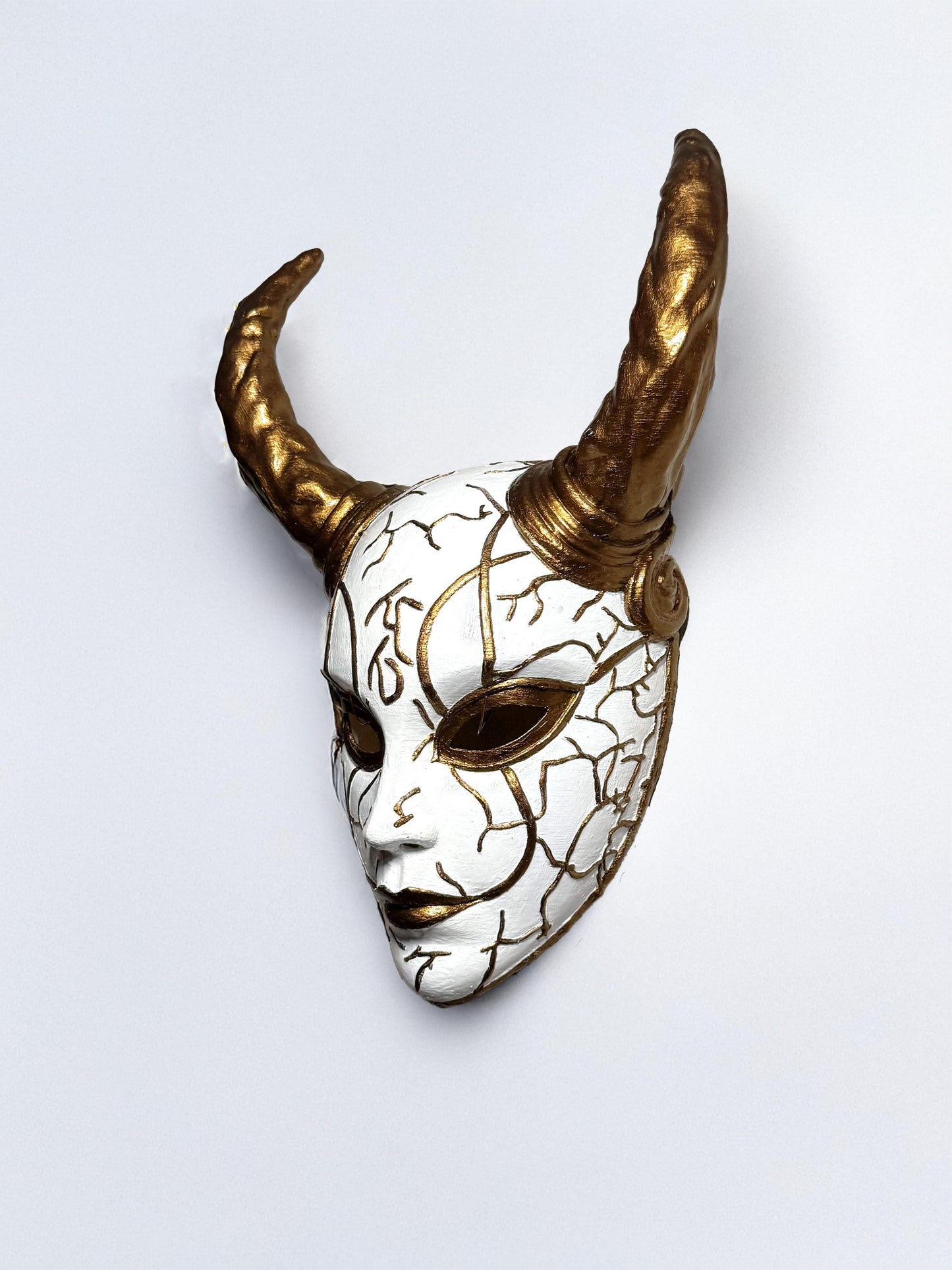 Hannya Breathtaker Cyberpunk Oni Mask - Samurai Oni Demon - Japanese Noh Theater - White and gold Mask - Party, events, cosplay masquerade