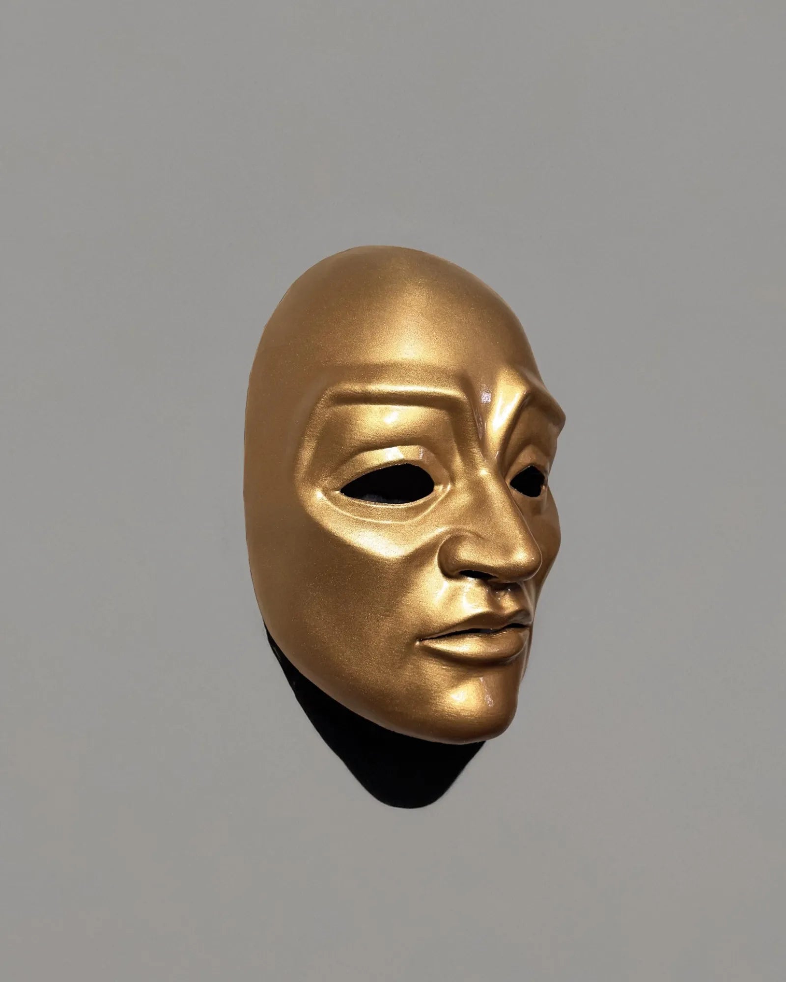 Eyes Wide Shut Golden Red Cloak Judge Venetian cosplay mask, handcrafted with acrylic and stones, perfect for events and decor.