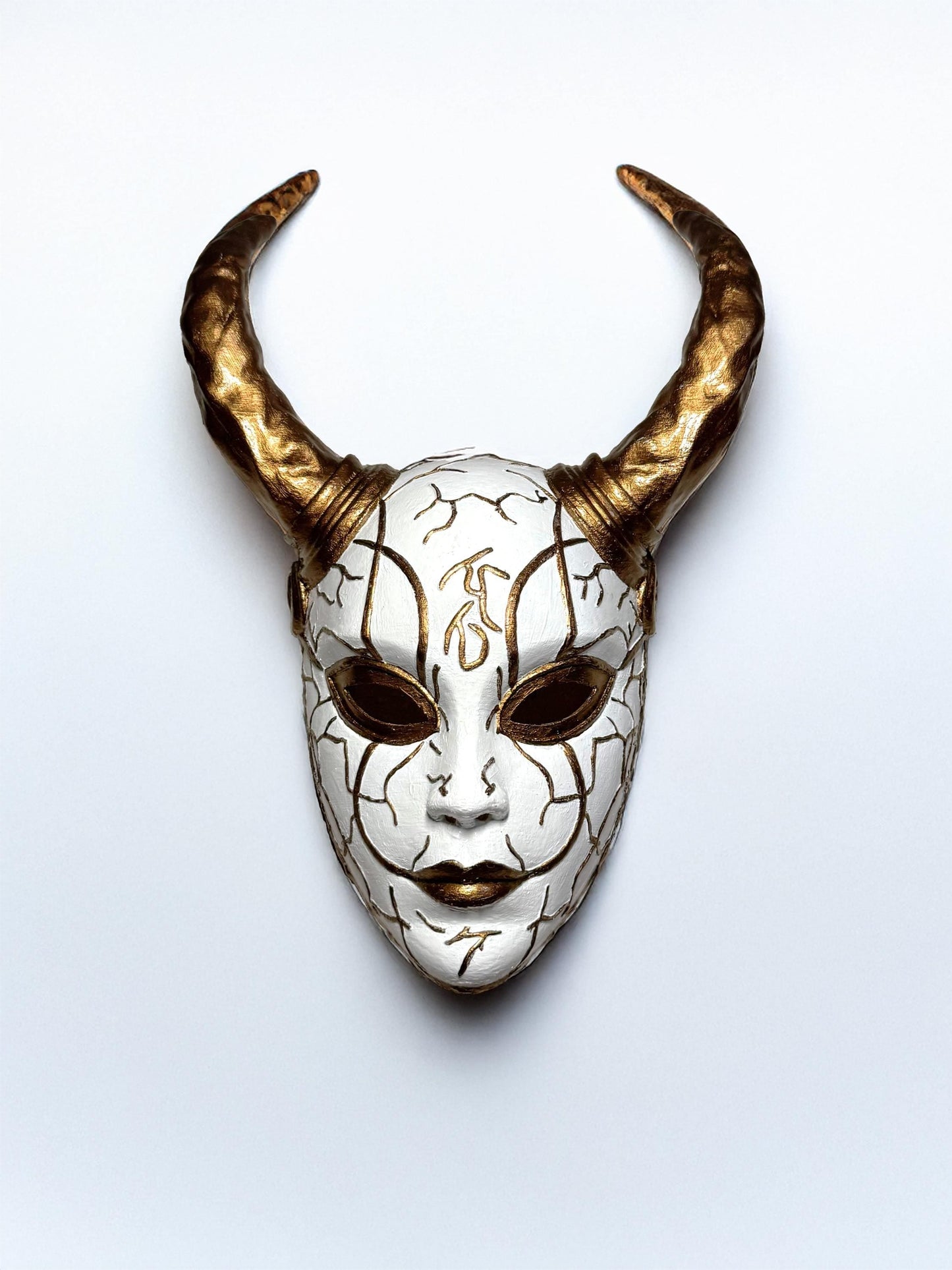Hannya Breathtaker Cyberpunk Oni Mask - Samurai Oni Demon - Japanese Noh Theater - White and gold Mask - Party, events, cosplay masquerade