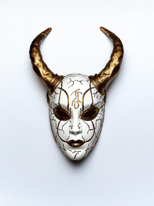 Hannya Breathtaker Cyberpunk Oni Mask - Samurai Oni Demon - Japanese Noh Theater - White and gold Mask - Party, events, cosplay masquerade