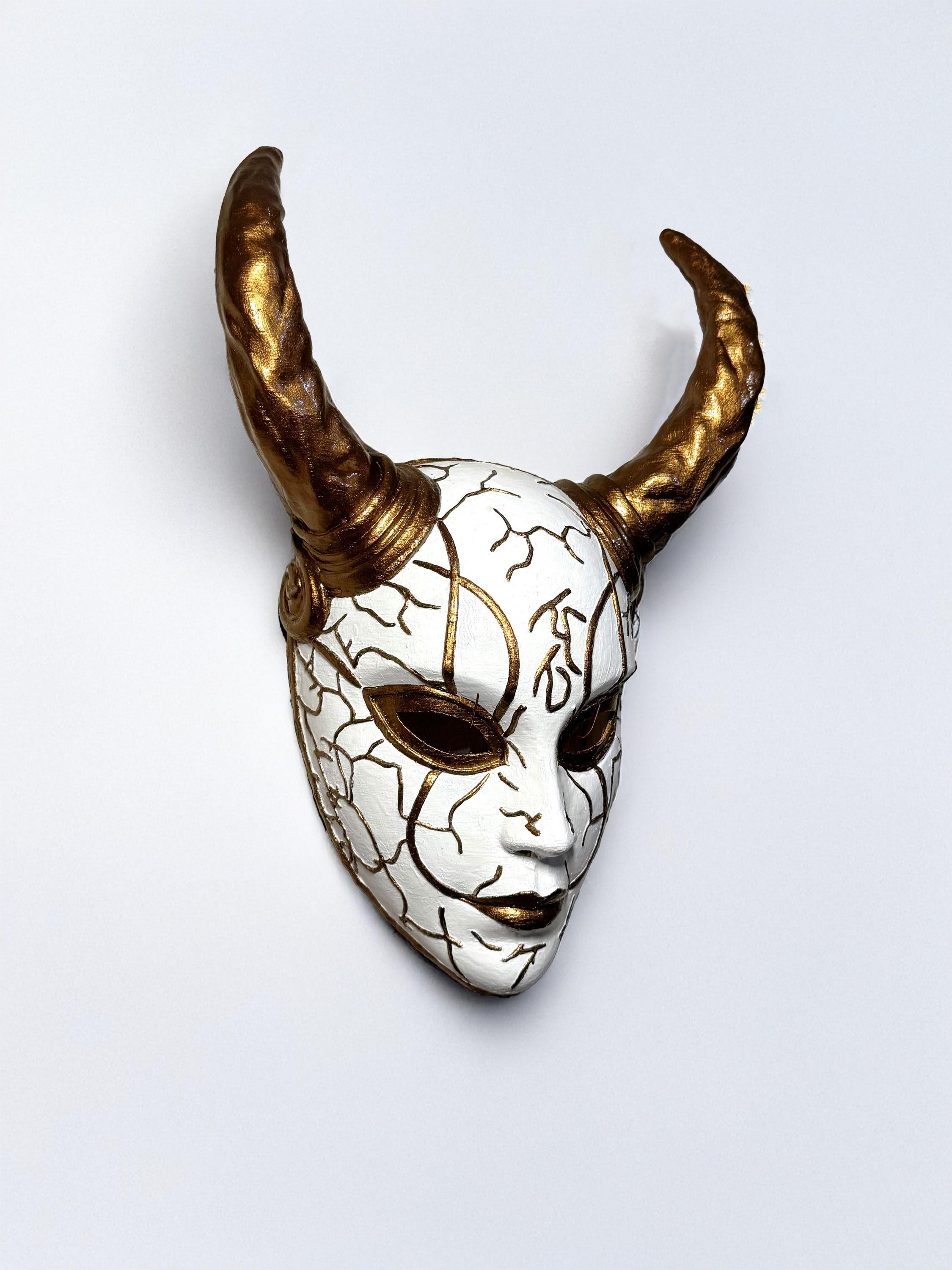 Hannya Breathtaker Cyberpunk Oni Mask - Samurai Oni Demon - Japanese Noh Theater - White and gold Mask - Party, events, cosplay masquerade
