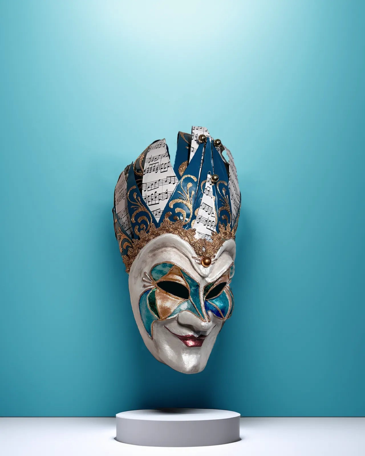 Handcrafted Joker mask with Venetian style, ideal for cosplay and fantasy, featuring unique hand-painted acrylic details and removable straps.