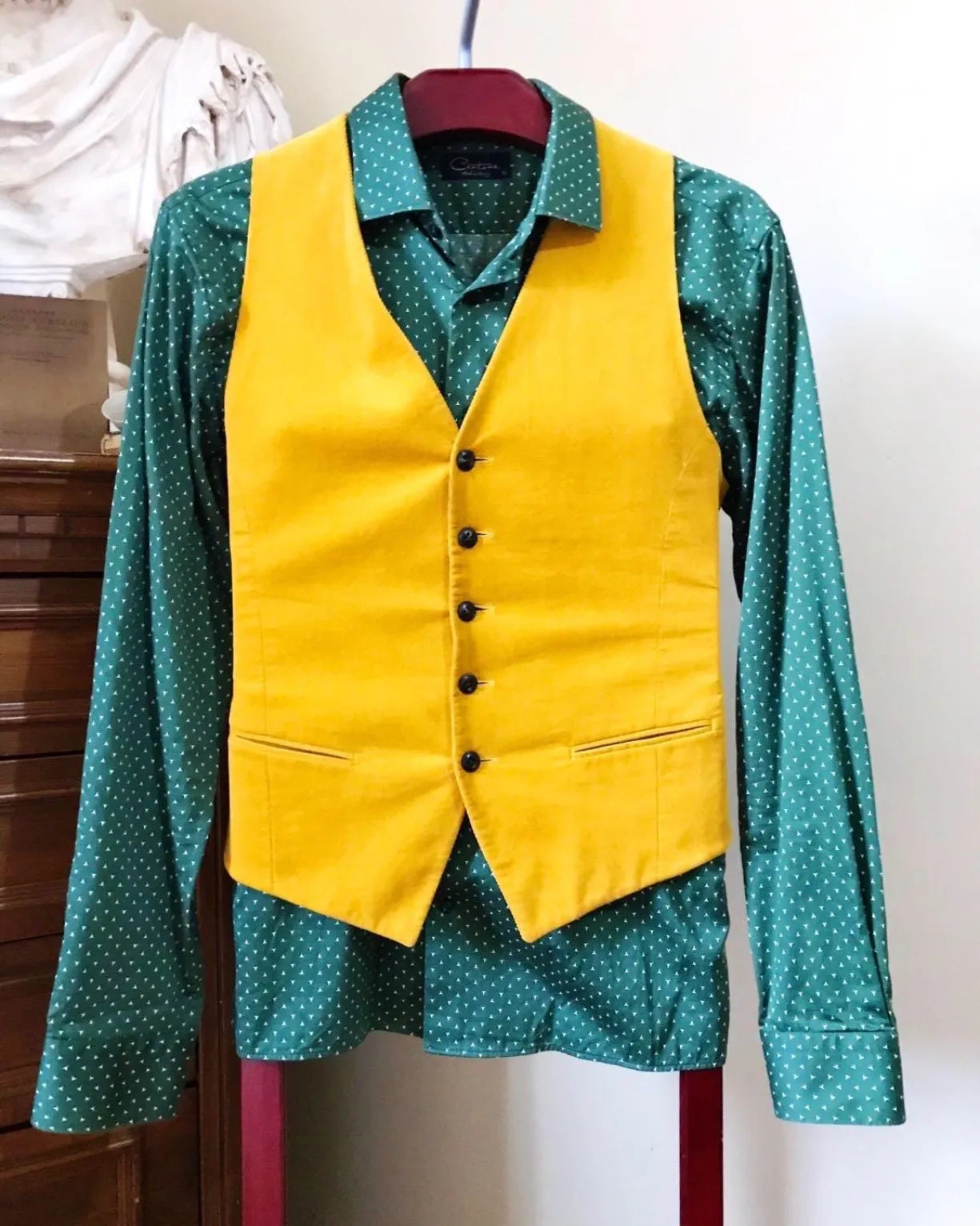 The Joker Arthur Fleck Phoenix's Costume with Face Paint and Hair Sprey, handcrafted venetian cosplay fantasy yellow vest and green shirt